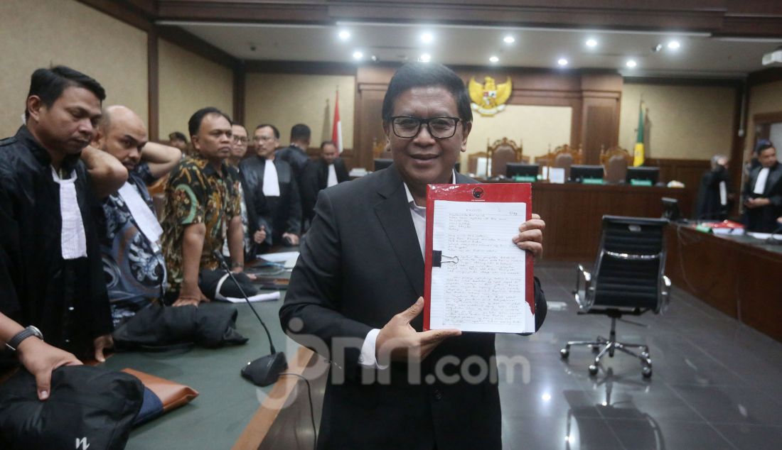 Terdakwa kasus dugaan suap pengurusan penggantian antarwaktu anggota DPR untuk Harun Masiku dan perintangan penyidikan Sekjen PDIP Hasto Kristiyanto saat menjalani sidang pembacaan nota keberatan di Pengadilan Tipikor, Jakarta, Jumat (21/3). - JPNN.com