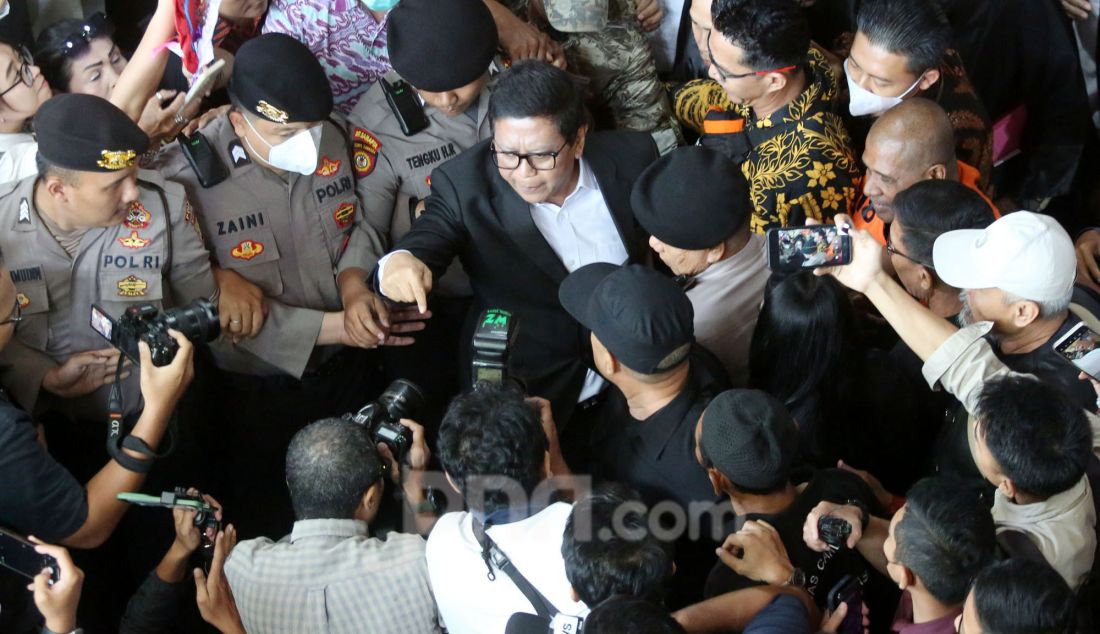 Terdakwa kasus dugaan suap pengurusan penggantian antarwaktu anggota DPR untuk Harun Masiku dan perintangan penyidikan Sekjen PDIP Hasto Kristiyanto saat menjalani sidang pembacaan nota keberatan di Pengadilan Tipikor, Jakarta, Jumat (21/3). - JPNN.com