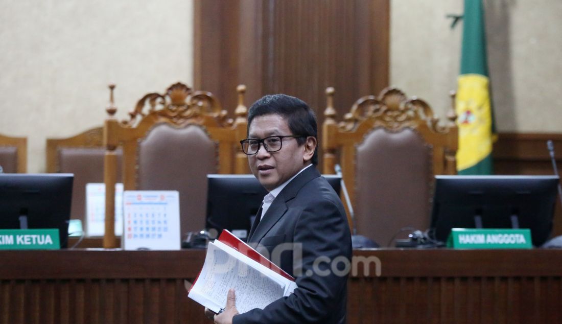 Terdakwa kasus dugaan suap pengurusan penggantian antarwaktu anggota DPR untuk Harun Masiku dan perintangan penyidikan Sekjen PDIP Hasto Kristiyanto saat menjalani sidang pembacaan nota keberatan di Pengadilan Tipikor, Jakarta, Jumat (21/3). - JPNN.com