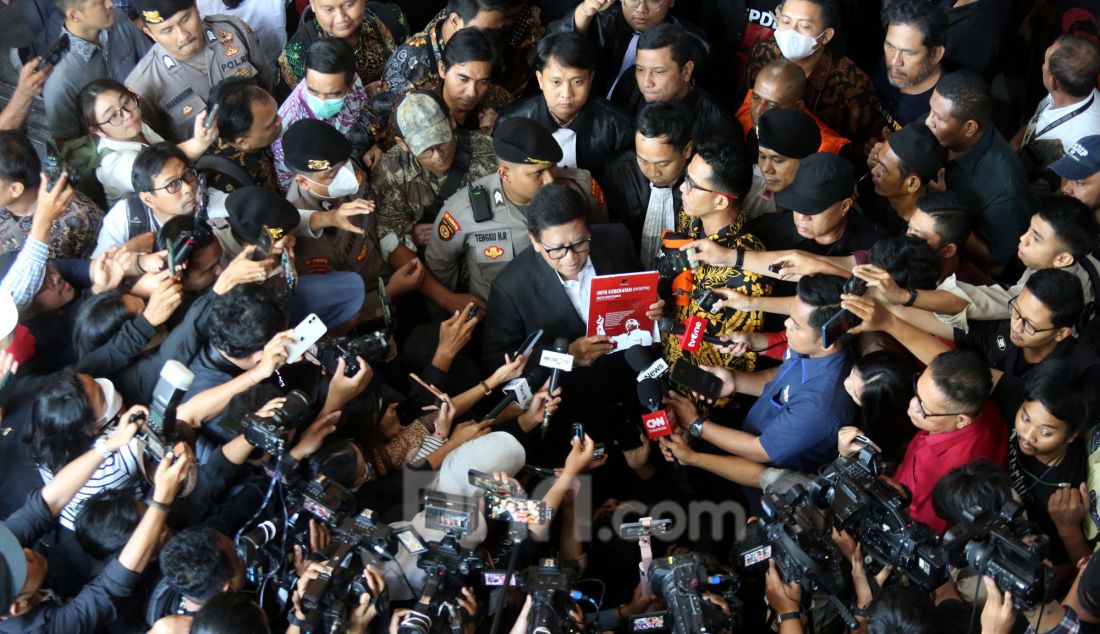 Terdakwa kasus dugaan suap pengurusan penggantian antarwaktu anggota DPR untuk Harun Masiku dan perintangan penyidikan Sekjen PDIP Hasto Kristiyanto saat menjalani sidang pembacaan nota keberatan di Pengadilan Tipikor, Jakarta, Jumat (21/3). - JPNN.com