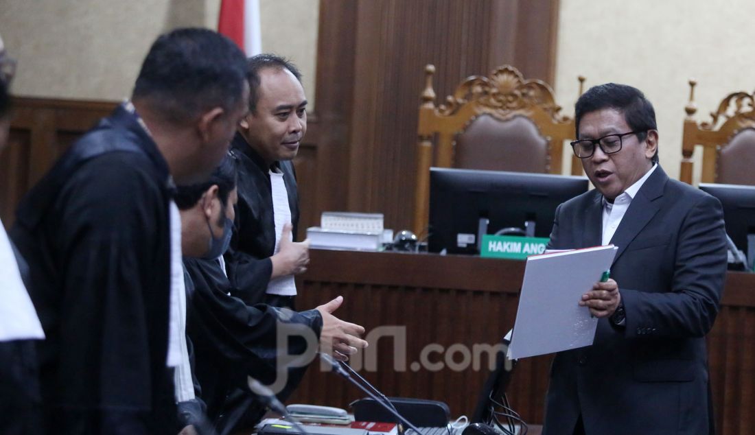 Terdakwa kasus dugaan suap pengurusan penggantian antarwaktu anggota DPR untuk Harun Masiku dan perintangan penyidikan Sekjen PDIP Hasto Kristiyanto saat menjalani sidang pembacaan nota keberatan di Pengadilan Tipikor, Jakarta, Jumat (21/3). - JPNN.com