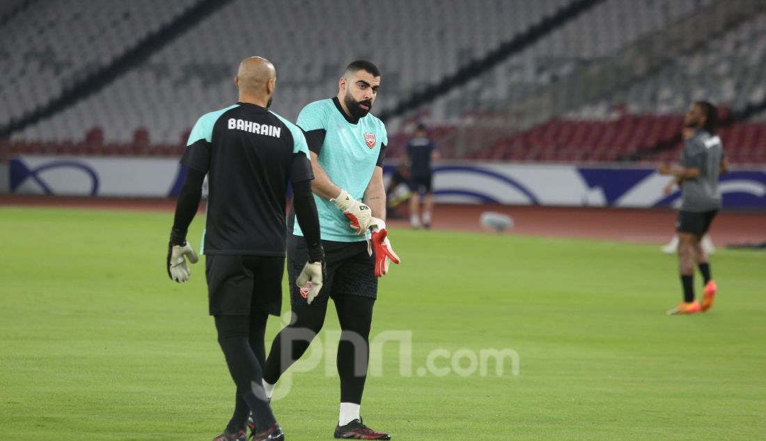 Sejumlah pemain Timnas Bahrain berlatih menjelang melawan Timnas Indonesia pada pertandingan FIFA World Cup Qualifiers R3, di Stadion Utama Gelora Bung Karno, Jakarta, Senin (24/3). Indonesia akan melawan Bahrain pada 25 Maret 2025 - JPNN.com