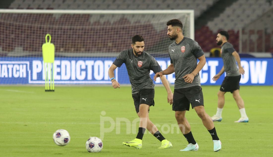 Sejumlah pemain Timnas Bahrain berlatih menjelang melawan Timnas Indonesia pada pertandingan FIFA World Cup Qualifiers R3, di Stadion Utama Gelora Bung Karno, Jakarta, Senin (24/3). Indonesia akan melawan Bahrain pada 25 Maret 2025 - JPNN.com