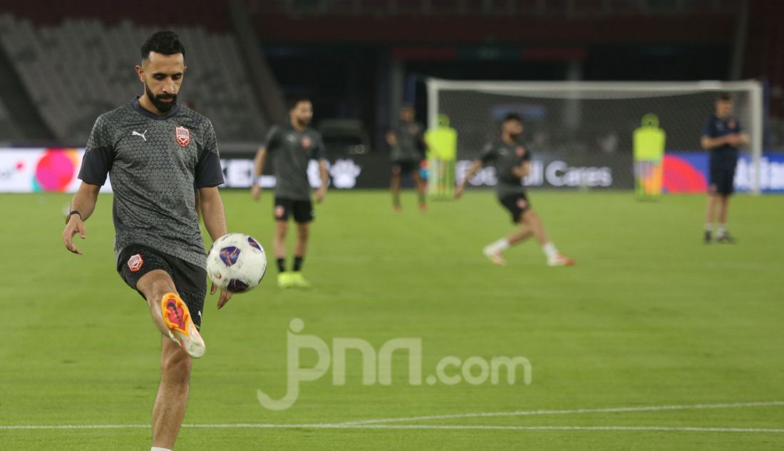 Sejumlah pemain Timnas Bahrain berlatih menjelang melawan Timnas Indonesia pada pertandingan FIFA World Cup Qualifiers R3, di Stadion Utama Gelora Bung Karno, Jakarta, Senin (24/3). Indonesia akan melawan Bahrain pada 25 Maret 2025 - JPNN.com