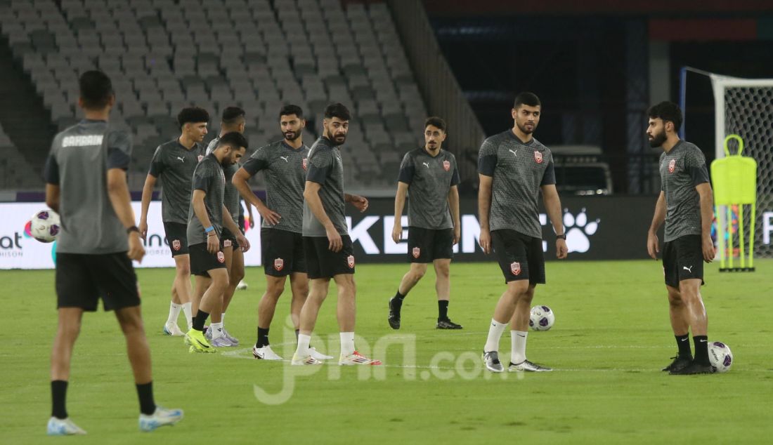 Sejumlah pemain Timnas Bahrain berlatih menjelang melawan Timnas Indonesia pada pertandingan FIFA World Cup Qualifiers R3, di Stadion Utama Gelora Bung Karno, Jakarta, Senin (24/3). Indonesia akan melawan Bahrain pada 25 Maret 2025 - JPNN.com