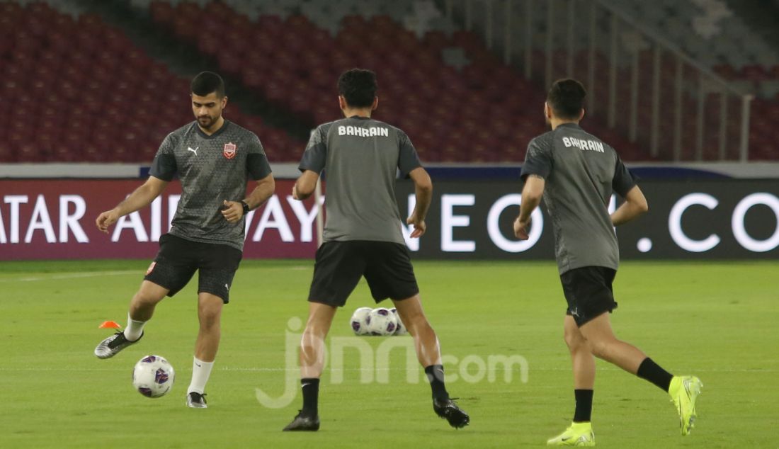 Sejumlah pemain Timnas Bahrain berlatih menjelang melawan Timnas Indonesia pada pertandingan FIFA World Cup Qualifiers R3, di Stadion Utama Gelora Bung Karno, Jakarta, Senin (24/3). Indonesia akan melawan Bahrain pada 25 Maret 2025. - JPNN.com