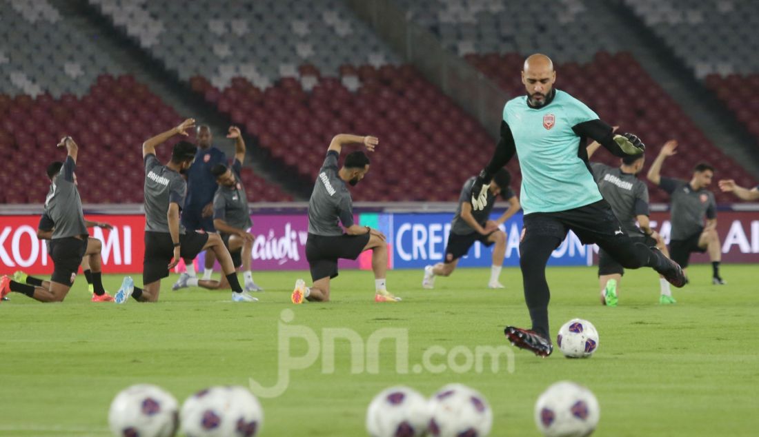 Sejumlah pemain Timnas Bahrain berlatih menjelang melawan Timnas Indonesia pada pertandingan FIFA World Cup Qualifiers R3, di Stadion Utama Gelora Bung Karno, Jakarta, Senin (24/3). Indonesia akan melawan Bahrain pada 25 Maret 2025. - JPNN.com