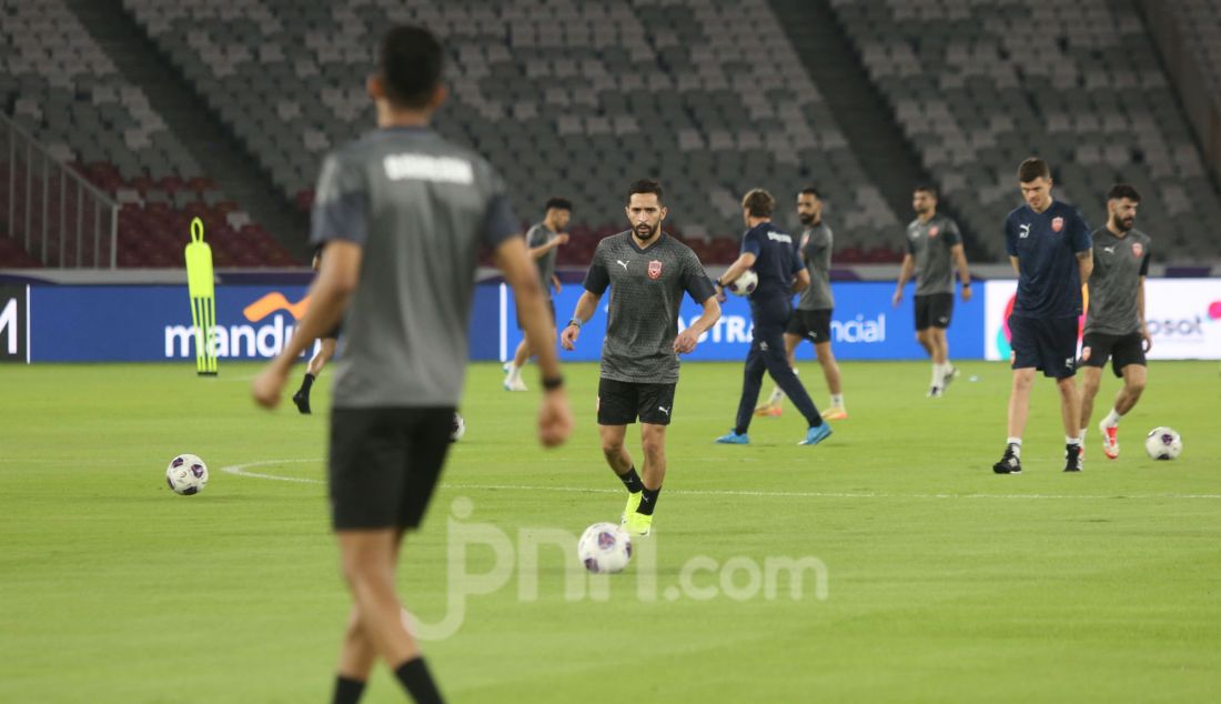 Sejumlah pemain Timnas Bahrain berlatih menjelang melawan Timnas Indonesia pada pertandingan FIFA World Cup Qualifiers R3, di Stadion Utama Gelora Bung Karno, Jakarta, Senin (24/3). Indonesia akan melawan Bahrain pada 25 Maret 2025 - JPNN.com