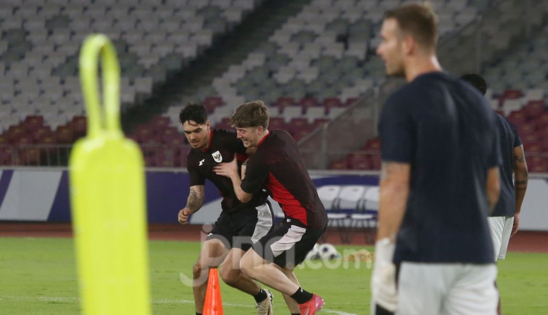 Sejumlah pemain timnas Indonesia Melakukan sesi latihan jelang melawan timnas Bahrain pada pertandingan FIFA World Cup Qualifiers R3 antara Indonesia dan Bahrain di Stadion Utama Gelora Bung Karno, Jakarta, Senin (24/3). Indonesia akan melawan Bahrain pada 25 Maret 2025 mendatang. - JPNN.com