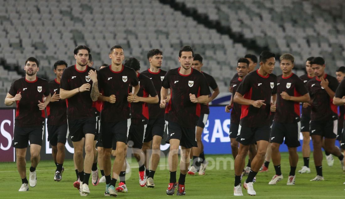 Sejumlah pemain timnas Indonesia Melakukan sesi latihan jelang melawan timnas Bahrain pada pertandingan FIFA World Cup Qualifiers R3 antara Indonesia dan Bahrain di Stadion Utama Gelora Bung Karno, Jakarta, Senin (24/3). Indonesia akan melawan Bahrain pada 25 Maret 2025 mendatang. - JPNN.com