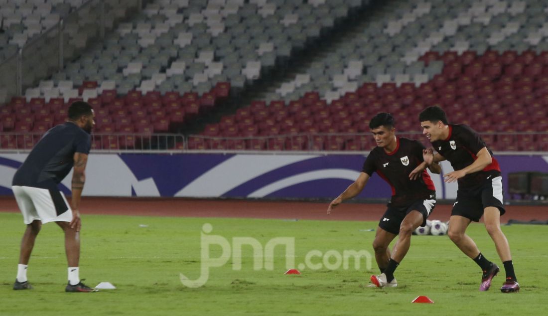 Sejumlah pemain timnas Indonesia Melakukan sesi latihan jelang melawan timnas Bahrain pada pertandingan FIFA World Cup Qualifiers R3 antara Indonesia dan Bahrain di Stadion Utama Gelora Bung Karno, Jakarta, Senin (24/3). Indonesia akan melawan Bahrain pada 25 Maret 2025 mendatang. - JPNN.com