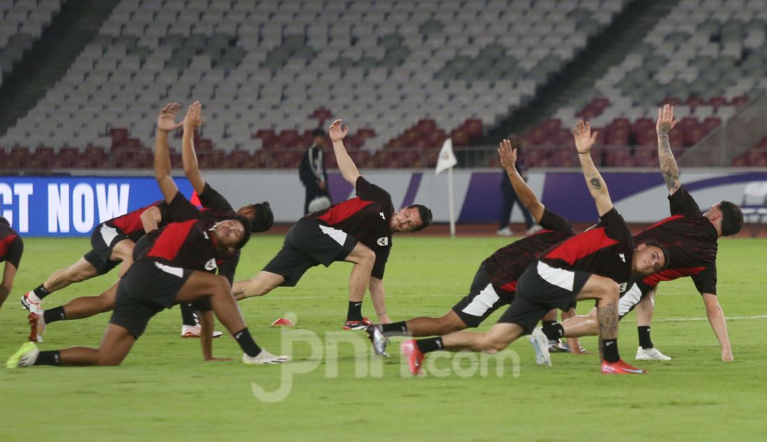 Sejumlah pemain timnas Indonesia Melakukan sesi latihan jelang melawan timnas Bahrain pada pertandingan FIFA World Cup Qualifiers R3 antara Indonesia dan Bahrain di Stadion Utama Gelora Bung Karno, Jakarta, Senin (24/3). Indonesia akan melawan Bahrain pada 25 Maret 2025 mendatang. - JPNN.com