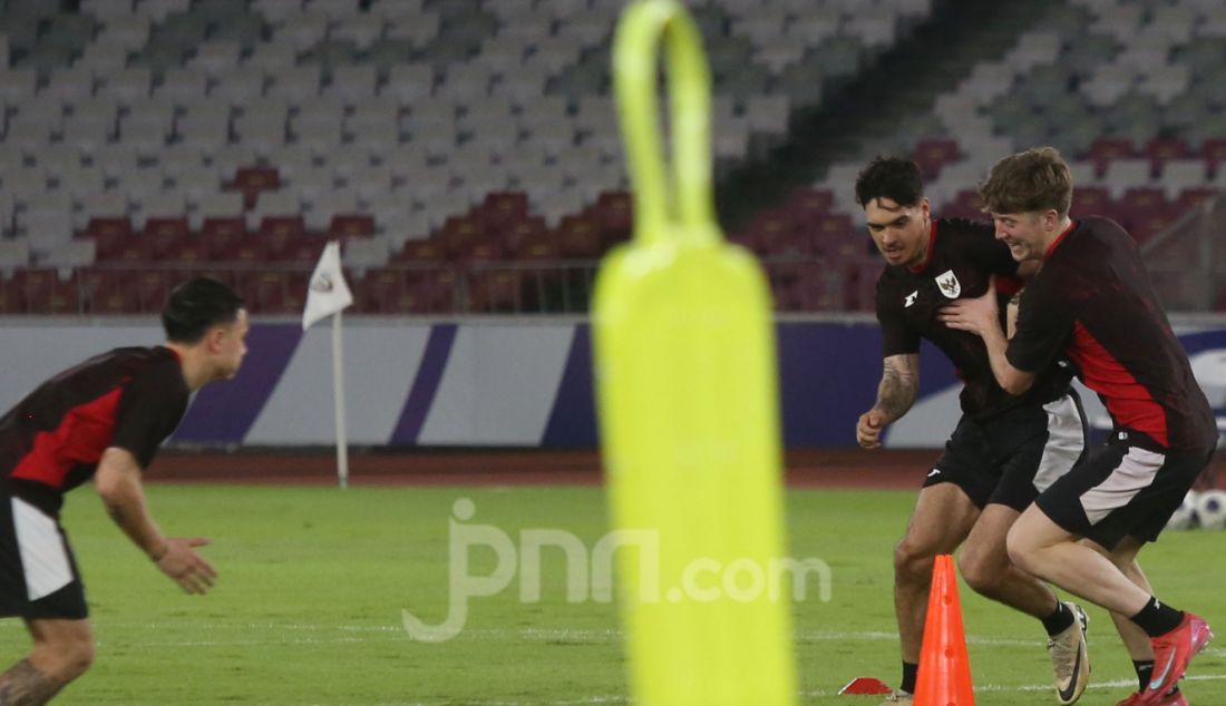 Sejumlah pemain timnas Indonesia Melakukan sesi latihan jelang melawan timnas Bahrain pada pertandingan FIFA World Cup Qualifiers R3 antara Indonesia dan Bahrain di Stadion Utama Gelora Bung Karno, Jakarta, Senin (24/3). Indonesia akan melawan Bahrain pada 25 Maret 2025 mendatang. - JPNN.com