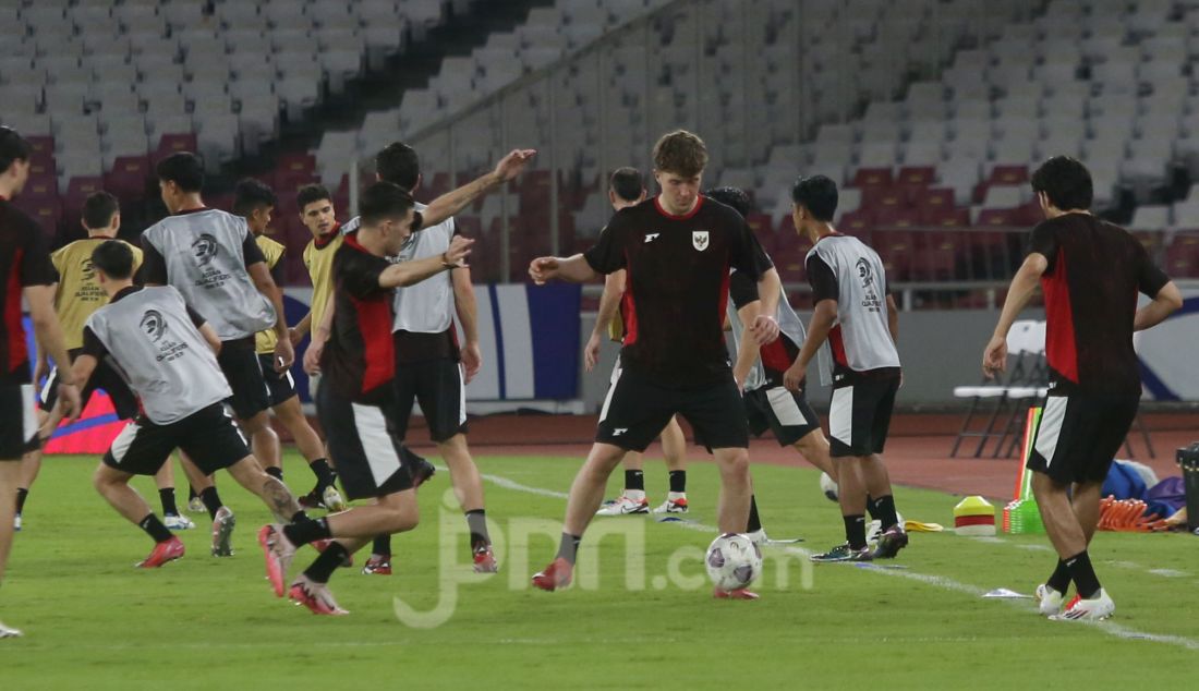 Sejumlah pemain timnas Indonesia Melakukan sesi latihan jelang melawan timnas Bahrain pada pertandingan FIFA World Cup Qualifiers R3 antara Indonesia dan Bahrain di Stadion Utama Gelora Bung Karno, Jakarta, Senin (24/3). Indonesia akan melawan Bahrain pada 25 Maret 2025 mendatang. - JPNN.com