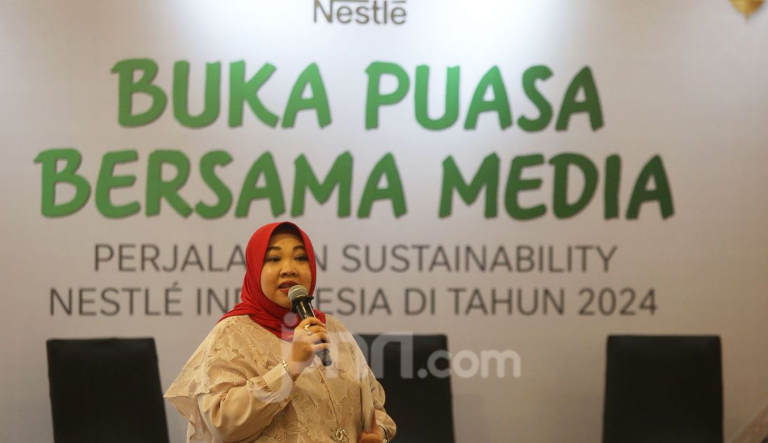 Business Executive Officer Adult Dairy Mirna Tri Handayani saat diskusi dan buka puasa bersama media di Jakarta, Senin (24/3). Nestle Indonesia terus berupaya mencapai emisi karbon nol bersih pada 2050 melalui empat pilar keberlanjutan yaitu aksi iklim, pengemasan berkelanjutan, konservasi air, dan pengadaan bahan baku bertanggung jawab. - JPNN.com