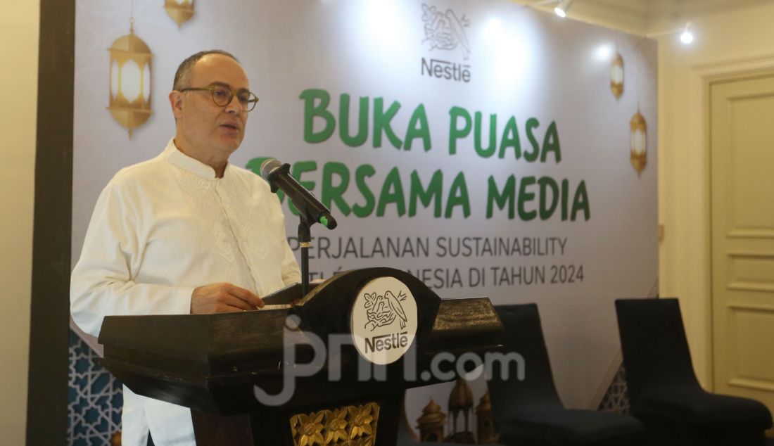 Presiden Direktur PT Nestle Indonesia Samer Chedid saat diskusi dan buka puasa bersama media di Jakarta, Senin (24/3). Nestle Indonesia terus berupaya mencapai emisi karbon nol bersih pada 2050 melalui empat pilar keberlanjutan yaitu aksi iklim, pengemasan berkelanjutan, konservasi air, dan pengadaan bahan baku bertanggung jawab. - JPNN.com