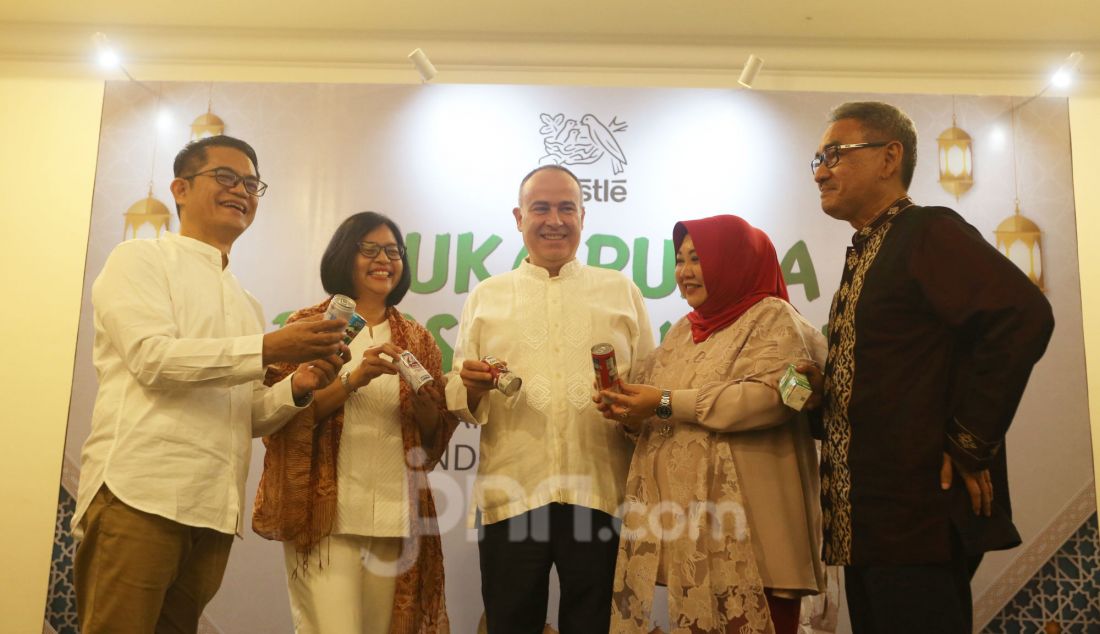 Presiden Direktur PT Nestle Indonesia Samer Chedid (tengah), Direktur Corporate Affairs & Sustainability Sufintri Rahayu (kedua kanan), Business Executive Officer Adult Dairy Mirna Tri Handayani (kedua kiri), Sustainability Delivery Lead Maruli Sitompul (kiri), dan Head of Sustainable Agri ?Syahrudi berbincang seusai diskusi dan buka puasa bersama media di Jakarta, Senin (24/3). Nestle Indonesia terus berupaya mencapai emisi karbon nol bersih pada 2050 melalui empat pilar keberlanjutan yaitu aksi iklim, pengemasan berkelanjutan, konservasi air, dan pengadaan bahan baku bertanggung jawab. - JPNN.com