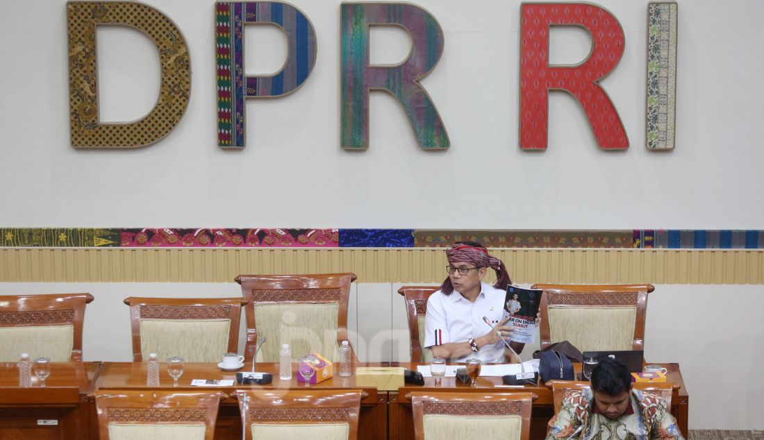 Anggota Komisi III DPR Hinca Panjaitan mengikuti rapat kerja bersama Kepala BNN di Kompleks Parlemen, Senayan, Jakarta, Senin (5/5). Rapat tersebut membahas pemetaan jaringan, jalur peredaran, kawasan rawan narkoba serta upaya pemberantasan. - JPNN.com