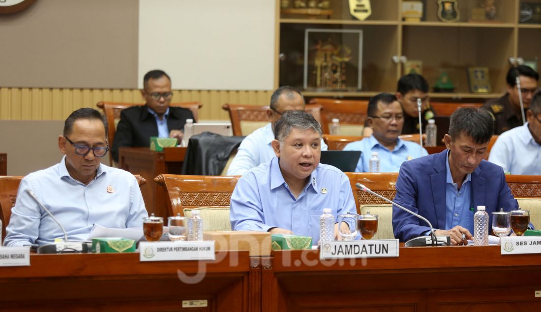 Jaksa Agung Muda Bidang Perdata dan Tata Usaha Negara Narendra Jatna saat rapat dengar pendapat dengan Komisi III DPR di Kompleks Parlemen, Senayan, Jakarta, Selasa (6/5). Rapat tersebut membahas pelaksanaan tugas dan wewenang Kejaksaan di bidang perdata dan tata usaha negara dan rencana kerja dan program prioritas, kendala serta kebutuhan dalam upaya optimalisasi penyelamatan dan pemulihan keuangan negara. - JPNN.com
