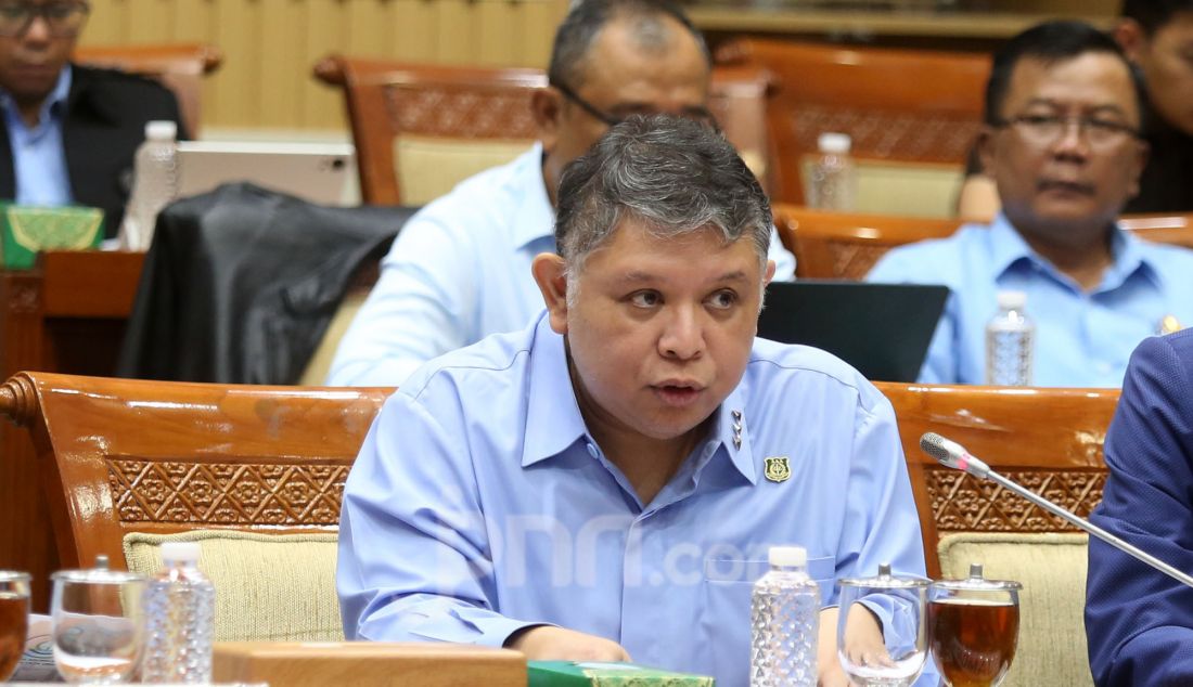 Jaksa Agung Muda Bidang Perdata dan Tata Usaha Negara Narendra Jatna saat rapat dengar pendapat dengan Komisi III DPR di Kompleks Parlemen, Senayan, Jakarta, Selasa (6/5). Rapat tersebut membahas pelaksanaan tugas dan wewenang Kejaksaan di bidang perdata dan tata usaha negara dan rencana kerja dan program prioritas, kendala serta kebutuhan dalam upaya optimalisasi penyelamatan dan pemulihan keuangan negara. - JPNN.com