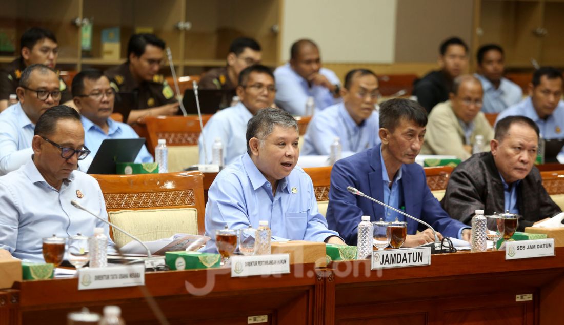Jaksa Agung Muda Bidang Perdata dan Tata Usaha Negara Narendra Jatna saat rapat dengar pendapat dengan Komisi III DPR di Kompleks Parlemen, Senayan, Jakarta, Selasa (6/5). Rapat tersebut membahas pelaksanaan tugas dan wewenang Kejaksaan di bidang perdata dan tata usaha negara dan rencana kerja dan program prioritas, kendala serta kebutuhan dalam upaya optimalisasi penyelamatan dan pemulihan keuangan negara. - JPNN.com