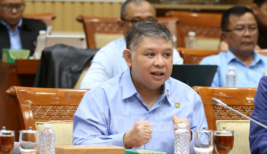 Jaksa Agung Muda Bidang Perdata dan Tata Usaha Negara Narendra Jatna saat rapat dengar pendapat dengan Komisi III DPR di Kompleks Parlemen, Senayan, Jakarta, Selasa (6/5). Rapat tersebut membahas pelaksanaan tugas dan wewenang Kejaksaan di bidang perdata dan tata usaha negara dan rencana kerja dan program prioritas, kendala serta kebutuhan dalam upaya optimalisasi penyelamatan dan pemulihan keuangan negara. - JPNN.com