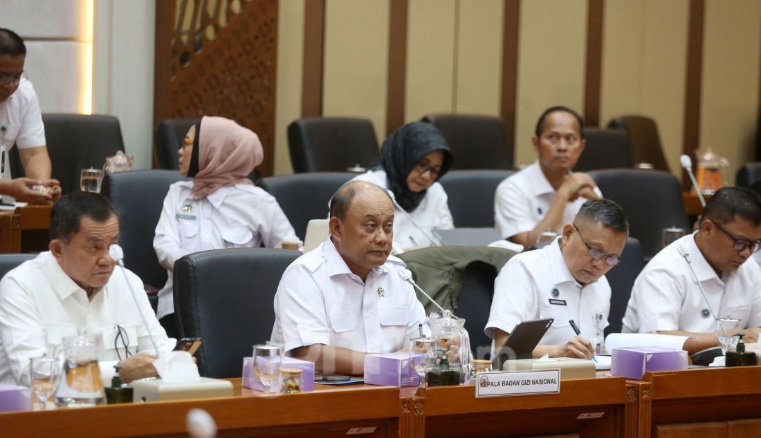 Kepala Badan Gizi Nasional Dadan Hindayana saat mengikuti rapat dengar pendapat dengan Komisi IX DPR di Kompleks Parlemen, Senayan, Jakarta, Selasa (6/5). Rapat tersebut membahas evaluasi capaian implementasi program makan bergizi gratis hingga triwulan II tahun 2025. - JPNN.com