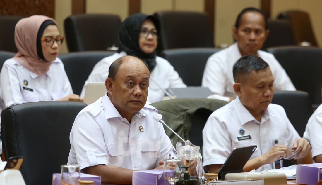 Kepala Badan Gizi Nasional Dadan Hindayana saat mengikuti rapat dengar pendapat dengan Komisi IX DPR di Kompleks Parlemen, Senayan, Jakarta, Selasa (6/5). Rapat tersebut membahas evaluasi capaian implementasi program makan bergizi gratis hingga triwulan II tahun 2025. - JPNN.com