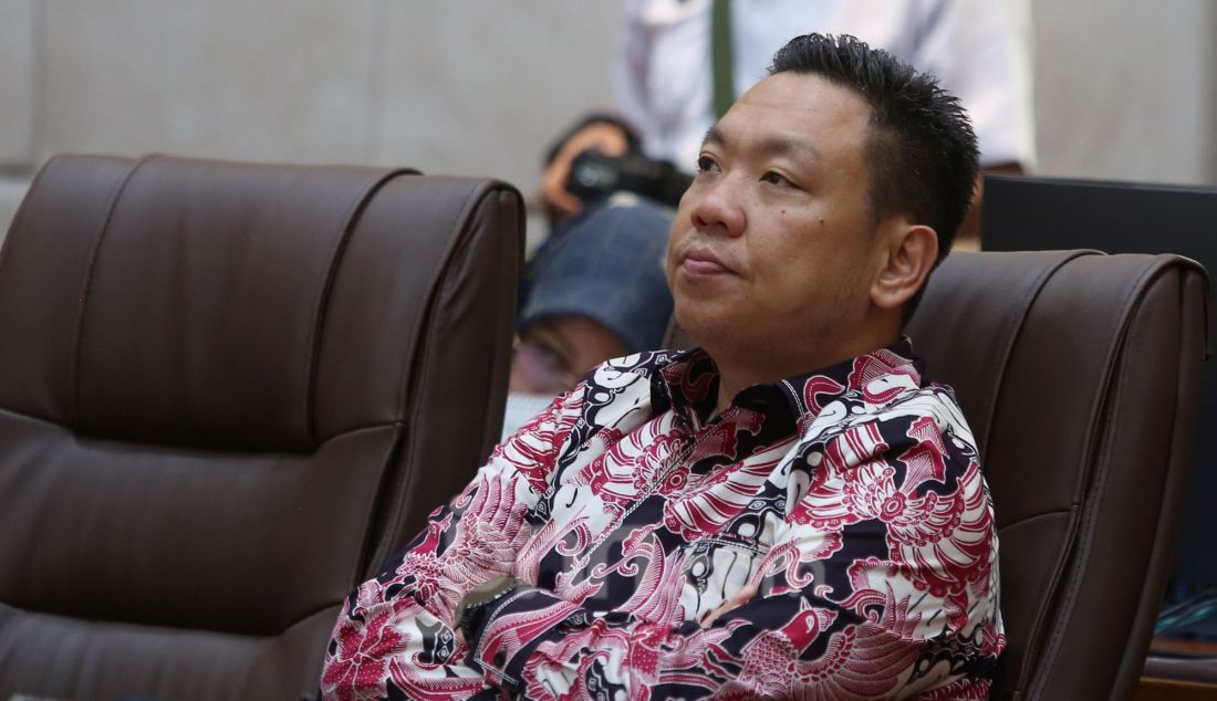 Wakil Ketua Komisi IX DPR Charles Honoris memimpin rapat dengar pendapat dengan Komisi IX DPR di Kompleks Parlemen, Senayan, Jakarta, Selasa (6/5). Rapat tersebut membahas evaluasi capaian implementasi program makan bergizi gratis hingga triwulan II tahun 2025. - JPNN.com