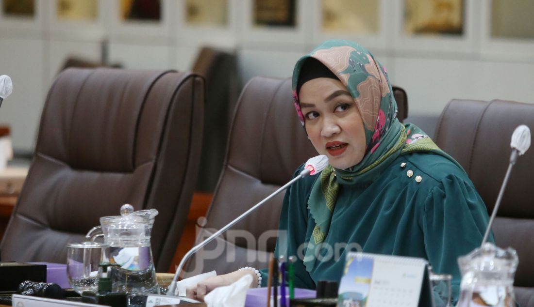 Wakil Ketua Komisi IX DPR Putih Sari memimpin rapat dengar pendapat dengan Komisi IX DPR di Kompleks Parlemen, Senayan, Jakarta, Selasa (6/5). Rapat tersebut membahas evaluasi capaian implementasi program makan bergizi gratis hingga triwulan II tahun 2025. - JPNN.com