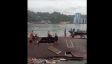 Detik-Detik Kafetaria Ambruk ke Laut saat Gempa Mengguncang Kota Jayapura - JPNN.com