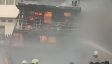Padamkan Kebakaran Kapal di Penjaringan, Gulkarmat Turunkan 12 Branwir & 60 Personel - JPNN.com