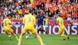 Babak Pertama Rumania Vs Belanda: 1 Gol, 1 Berdarah, 1 Sesak Napas - JPNN.com