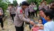 Momen Brigjen Jossy Jadi Pelipur Lara Warga Kampar di Tengah Bencana Banjir - JPNN.com