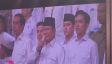 Cieee, Jokowi dan Gibran Kompak, Berdiri Mengapit Prabowo - JPNN.com