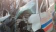 Kecelakaan Adu Banteng Mobil Vs Truk Trailer di Gresik, Dua Orang Terluka - JPNN.com