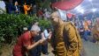 Tiba di Semarang, 40 Bhikkhu Thudong Disambut Ribuan Masyarakat, Diiringi Rebana hingga Kuda Lumping - JPNN.com