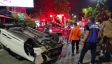 Mengantuk, Mobil Dikemudikan Anak di Bawah Umur Terbalik di Kranggan Surabaya - JPNN.com