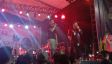 Lihat Gaya Bobby Nasution Saat Nyanyi Sambil Joget Bersama Judika di Konser HUT Medan - JPNN.com