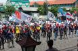 Geruduk DPRD Jatim, Ratusan Buruh Tolak Penonaktifkan Peserta BPJS Bagi Warga Miskin - JPNN.com Jatim