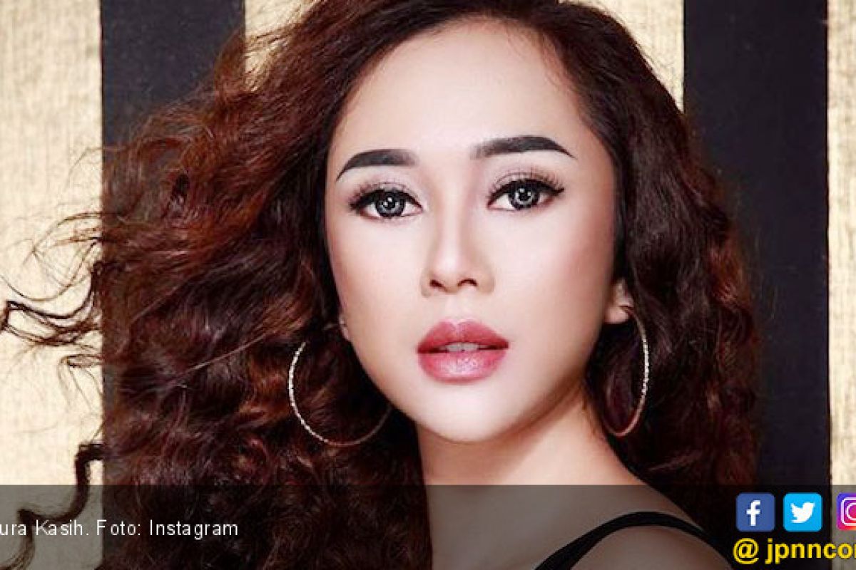 Memek Aura Kasih - Aura Kasih Menyesal Nonton Video Dewasa Mirip Dirinya