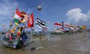 Perahu Berbendera Warna-warni Hiasi Perayaan Sedekah Laut