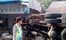 Hindari Pemotor, Truk Hajar Rumah Warga