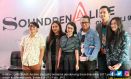 Andien (tengah) Bersama Pendukung Soundrenaline 2017