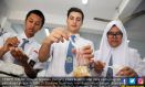 Kece, Pelajar Italia ini Belajar Membuat Tempe