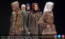 Perancang Busana Itang Yunasz Dengan Koleksi Kamilaa Tampil di Indonesia Fashion Week 2019