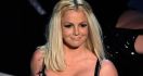 Fans Nekat, Naik ke Panggung, Pengin Peluk Britney - JPNN.com