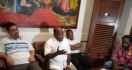 Amos Bawa Bukti Video Gubernur Papua Arahkan Warga Dukung Paslon 1 - JPNN.com