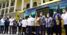 Serahkan 2 Bus Listrik kepada UGM, Menko Airlangga Bernostalgia Begini - JPNN.com