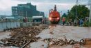 Sungai Cikeruh Meluap, Jalur Lintas Kereta Api Terendam Air - JPNN.com